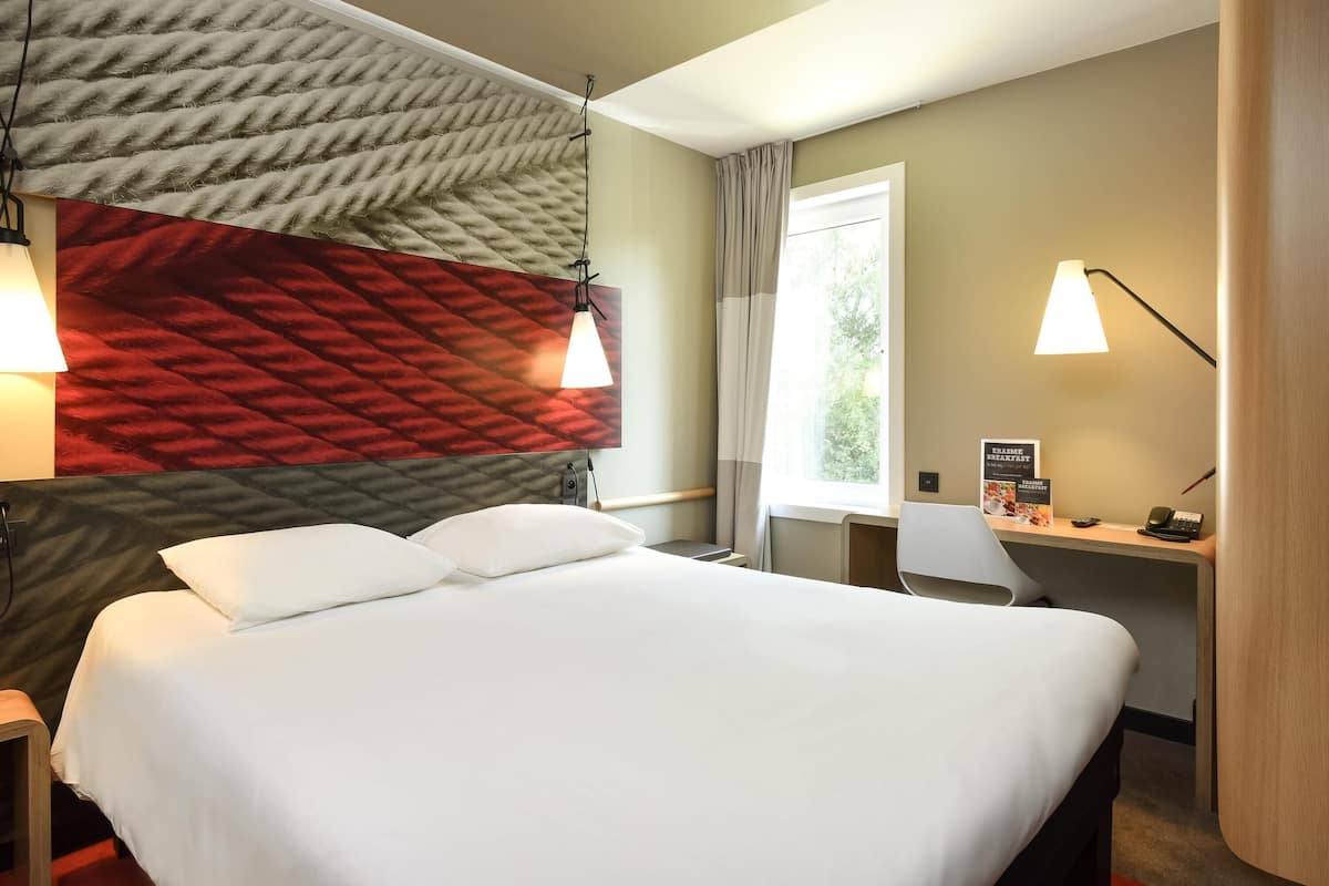 Desk, blackout drapes, iron/ironing board, free WiFi