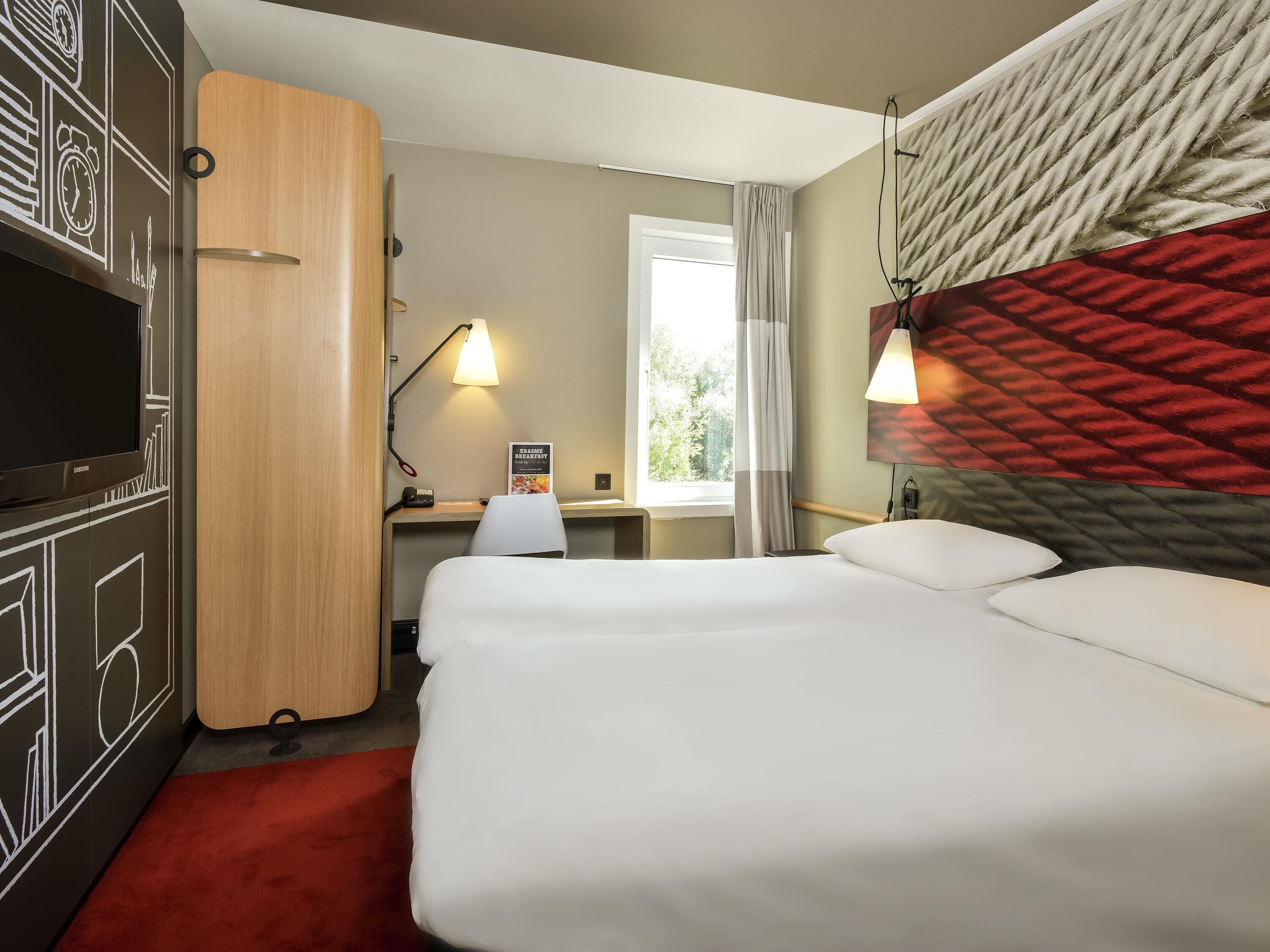 Quarto duplo superior, 2 camas de solteiro | Escrivaninha, cortinas blackout, ferros/tábuas de passar roupa