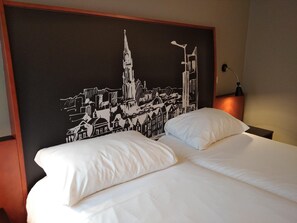Chambre avec lits jumeaux, 2 lits jumeaux | Bureau, rideaux d’obscurcissement, fer et planche à repasser
