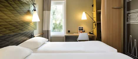 Escritorio, cortinas blackout y tabla de planchar con plancha