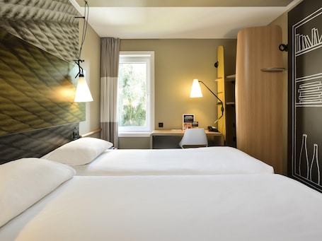 Escritorio, cortinas blackout y tabla de planchar con plancha
