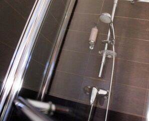 Escritorio, cortinas blackout y tabla de planchar con plancha 