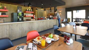 每日供應自助早餐 (每人 EUR17)