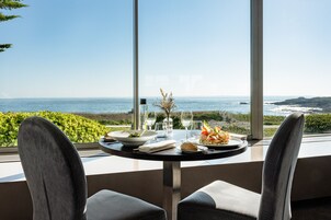 Se sirven desayunos, almuerzos y cocina francesa (con vistas al mar) 