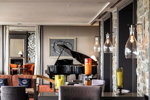 2 bars/lounges, cocktail bar, brewpub