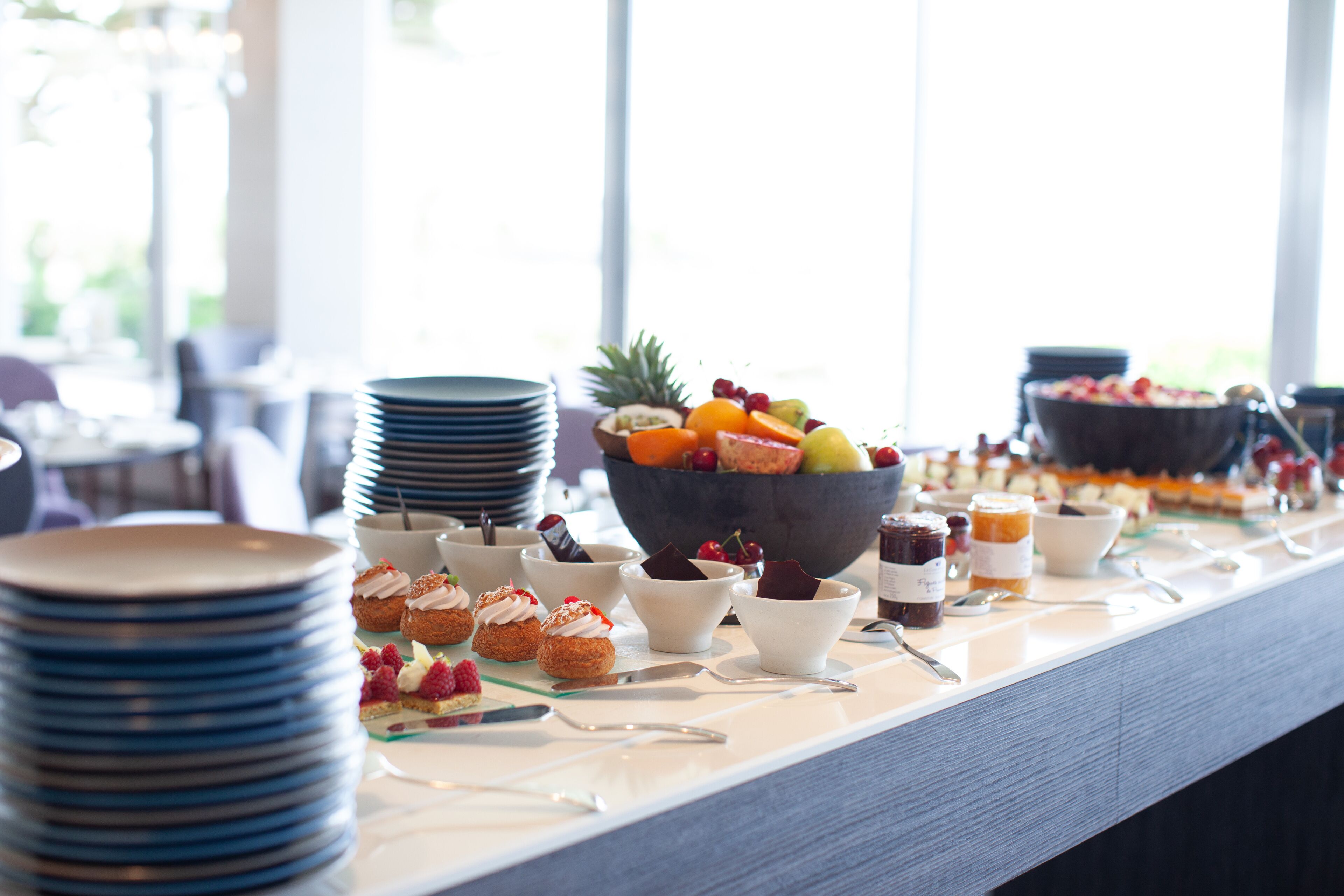 Une table de buffet avec divers plats et ustensiles.