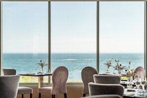 Déjeuner et dîner servis sur place, cuisine française, vue sur la mer 