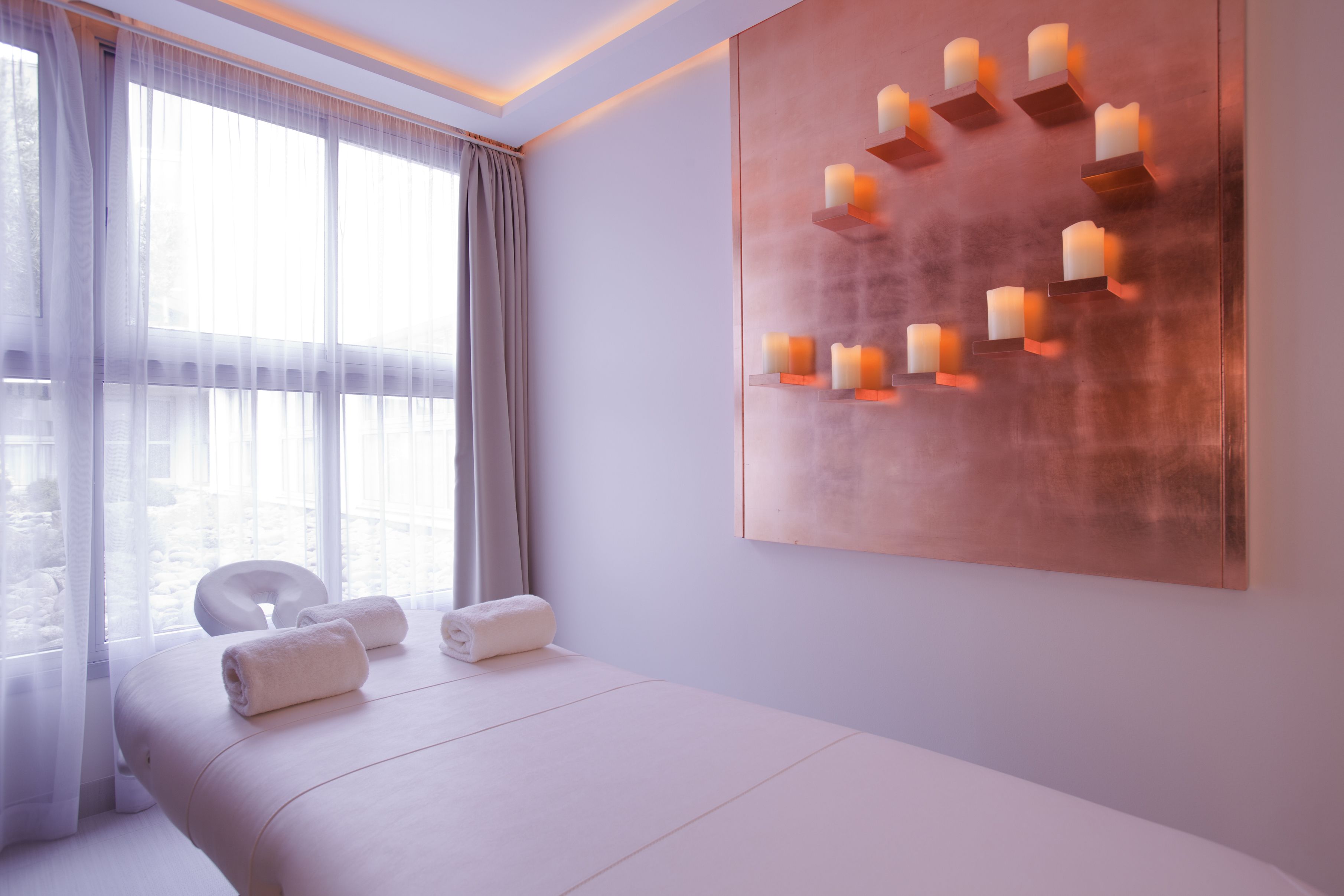 Salas de tratamiento para parejas, un sauna, una bañera de hidromasaje