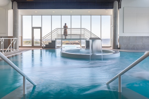 Couples treatment room(s), sauna, hot tub, steam room