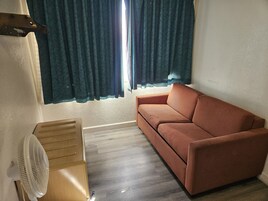 标准房, 多张床, 无烟房 | 起居区 | 平板电视