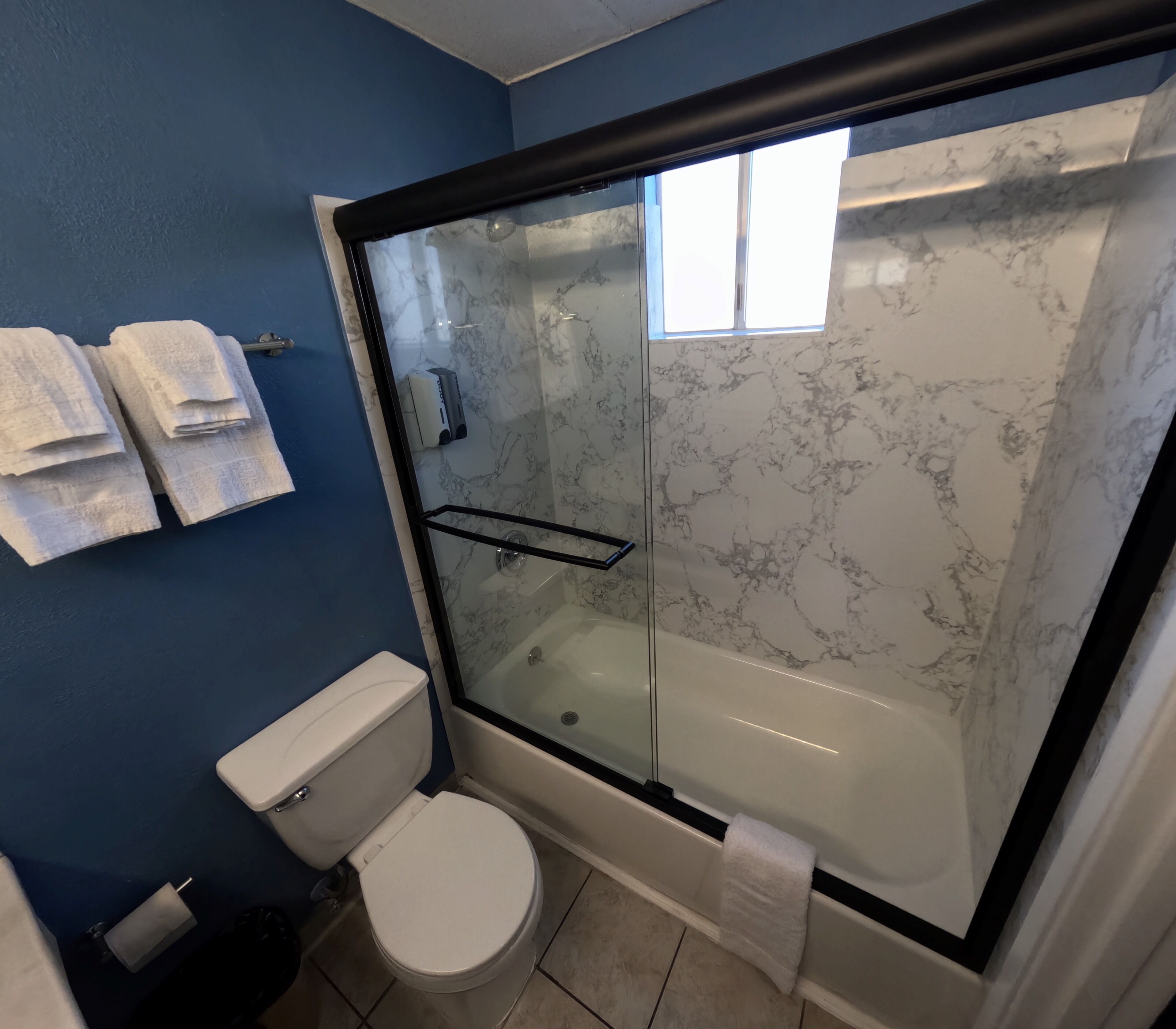Habitación estándar, 1 cama de matrimonio grande, no fumadores | Baño | Ducha y bañera combinadas, secador de pelo y toallas