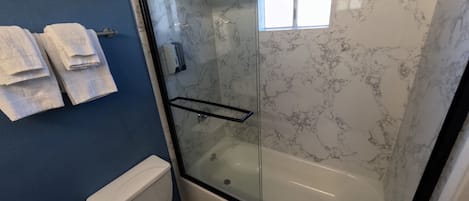 Chambre Standard, 1 trÚs grand lit, non-fumeur | Salle de bain | Ensemble baignoire-douche, séchoir à cheveux, serviettes fournies