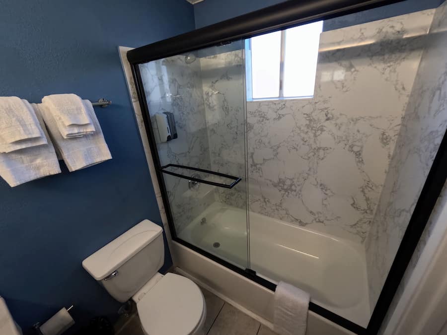 Standard Room, 1 King Bed, Non Smoking | Bathroom | Combined shower/tub, hair dryer, towels