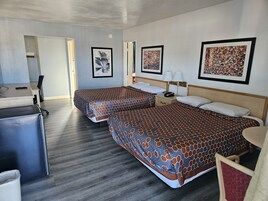 标准房, 多张床, 无烟房 | 客房内保险箱、免费 WiFi、床单