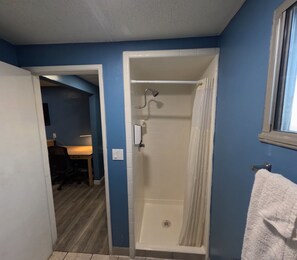 Standardzimmer, 1 King-Bett, Nichtraucher | Badezimmer | Duschwanne, Haartrockner, Handtücher