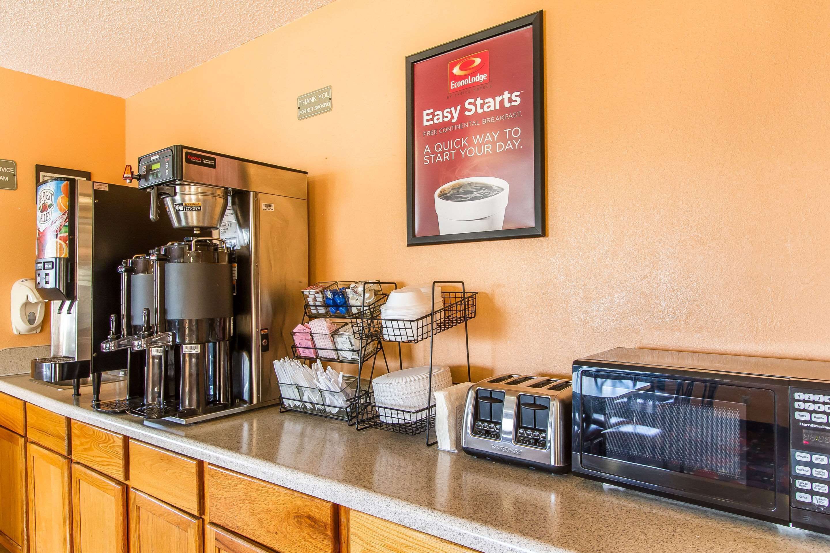 Una kitchenette con cafetera, microondas, tostadora y un letrero de EconoLodge.
