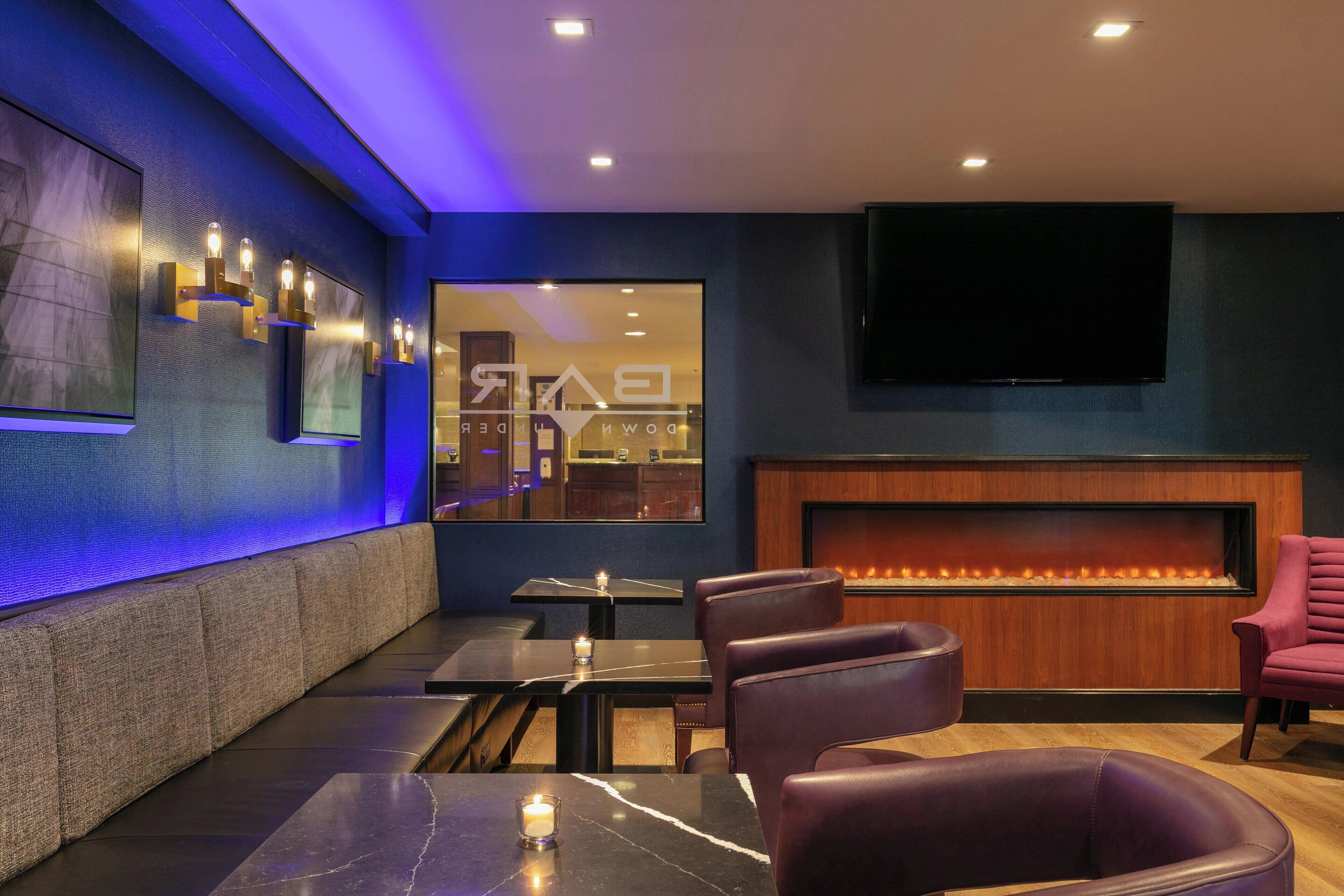 3 bars/lounges, lobby lounge