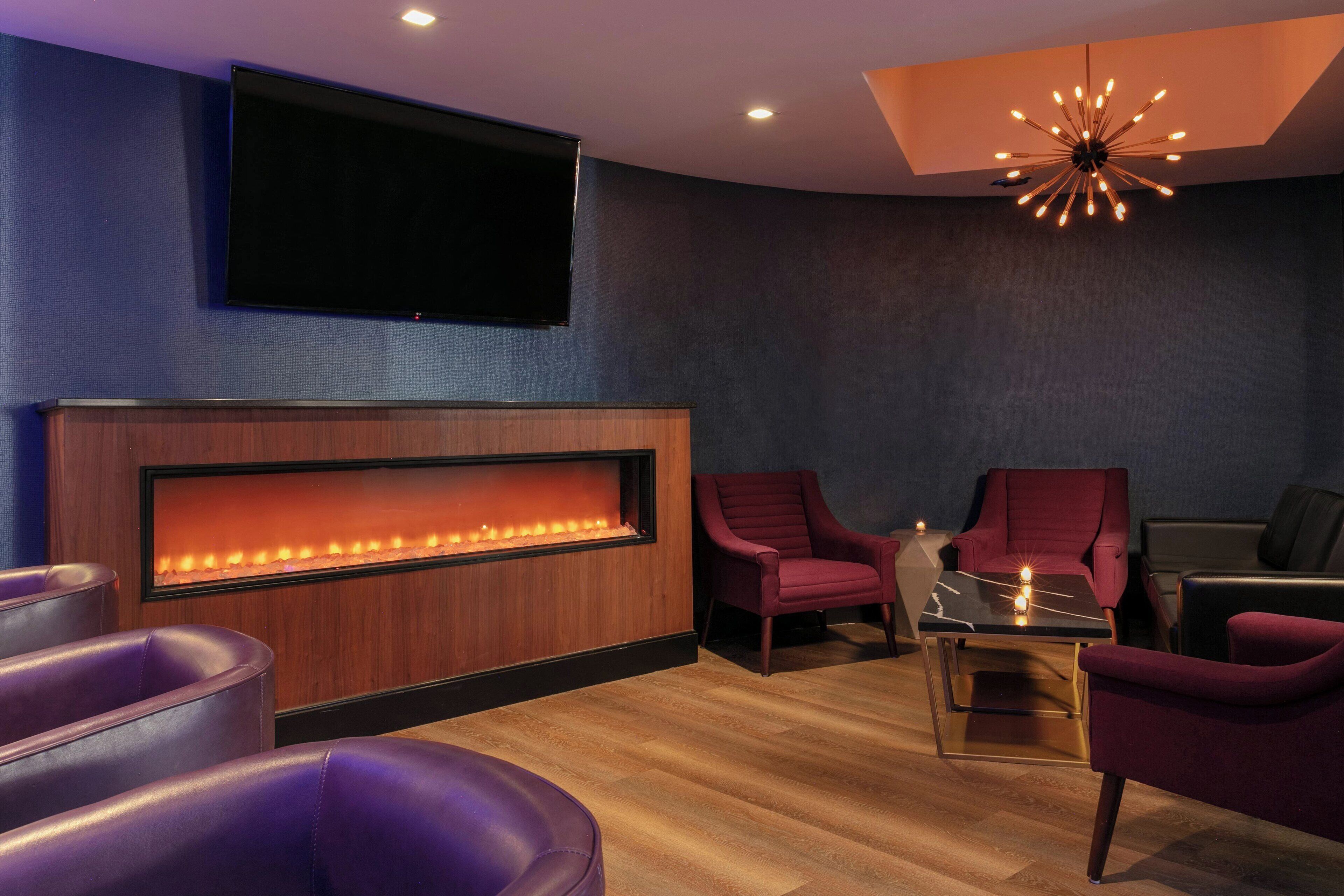 3 bars/lounges, lobby lounge