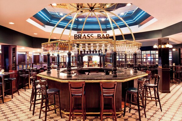3 bars/lounges, lobby lounge