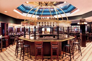 3 bars/lounges, lobby lounge