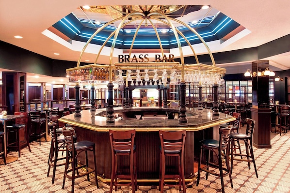 3 bars/lounges, lobby lounge