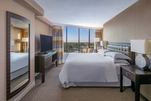 Premium bedding, in-room safe, desk, iron/ironing board - Sheraton Greensboro at Four Seasons (Greensboro)