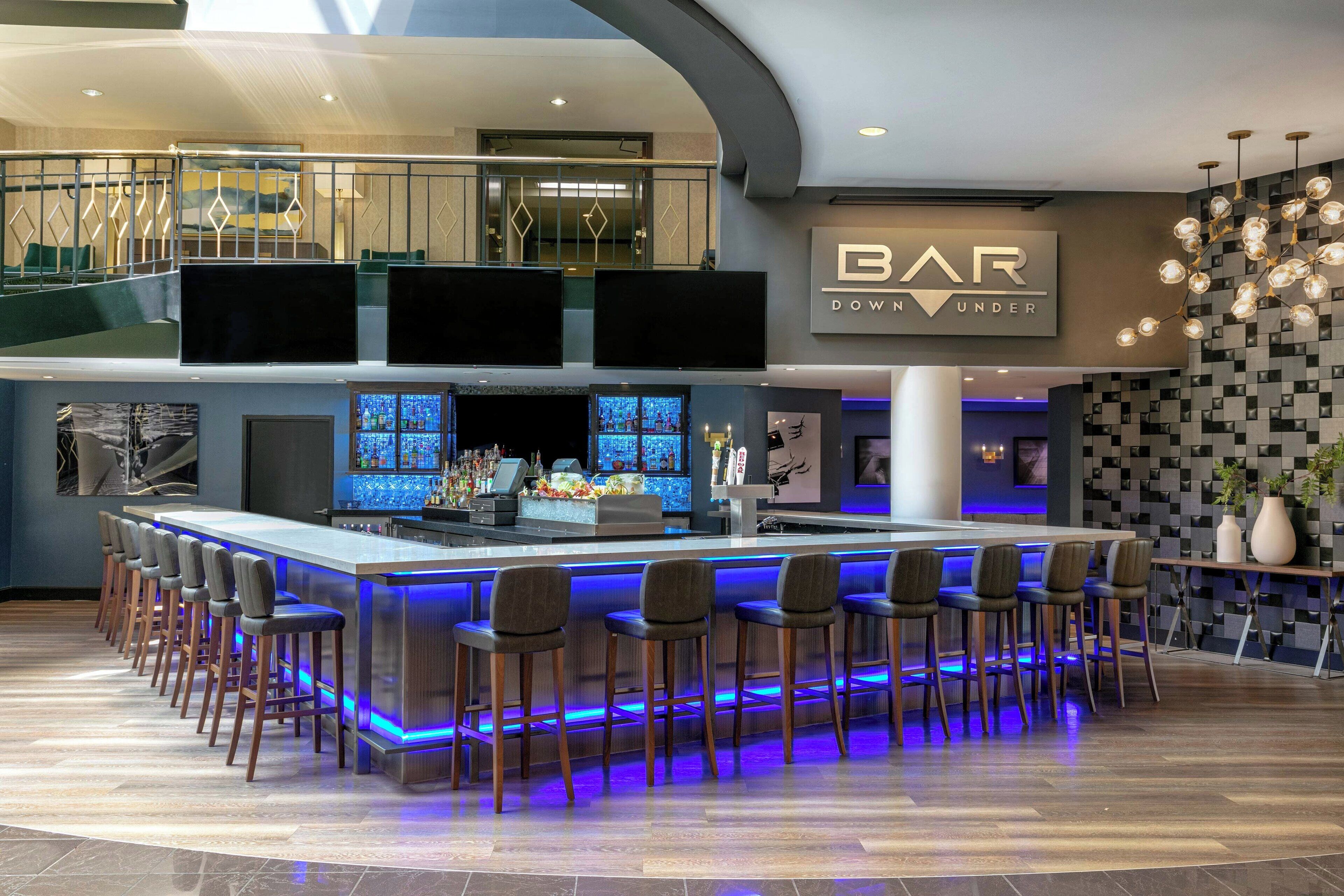 3 bars/lounges, lobby lounge