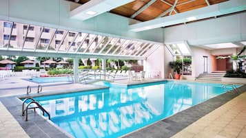 Kolam renang indoor dan kolam renang outdoor