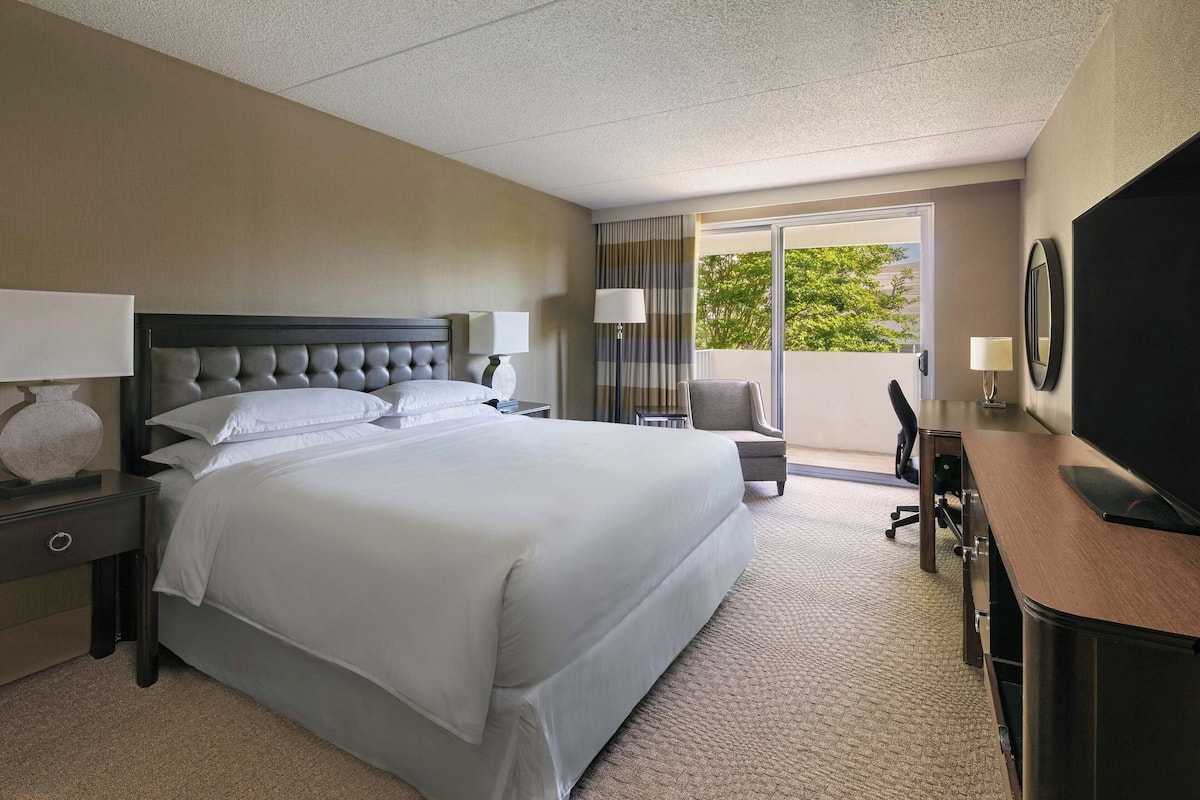 Room, 1 King Bed, Non Smoking, Balcony | Premium bedding, in-room safe, desk, iron/ironing board