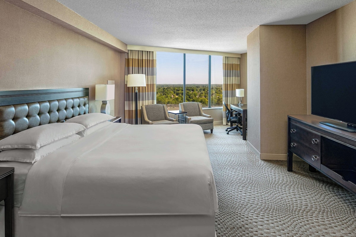 Premium bedding, in-room safe, desk, iron/ironing board