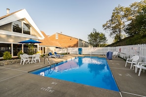 Piscine extérieure (ouverte en saison)