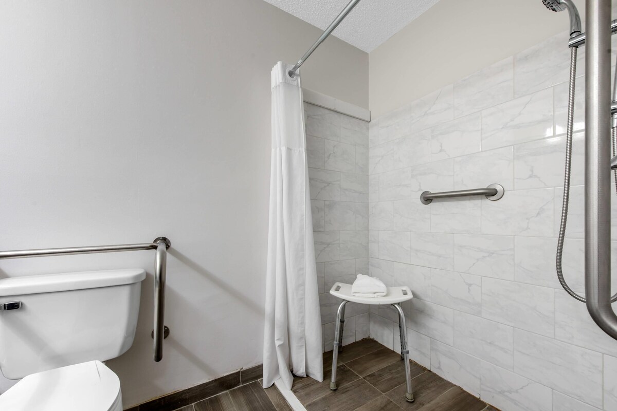 Quarto, 1 cama King, acessível, para não fumantes | Banheiro | Chuveiro/banheira combinados, produtos de toalete grátis