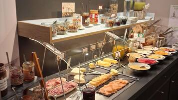 Desayuno buffet (EUR 21 por persona)