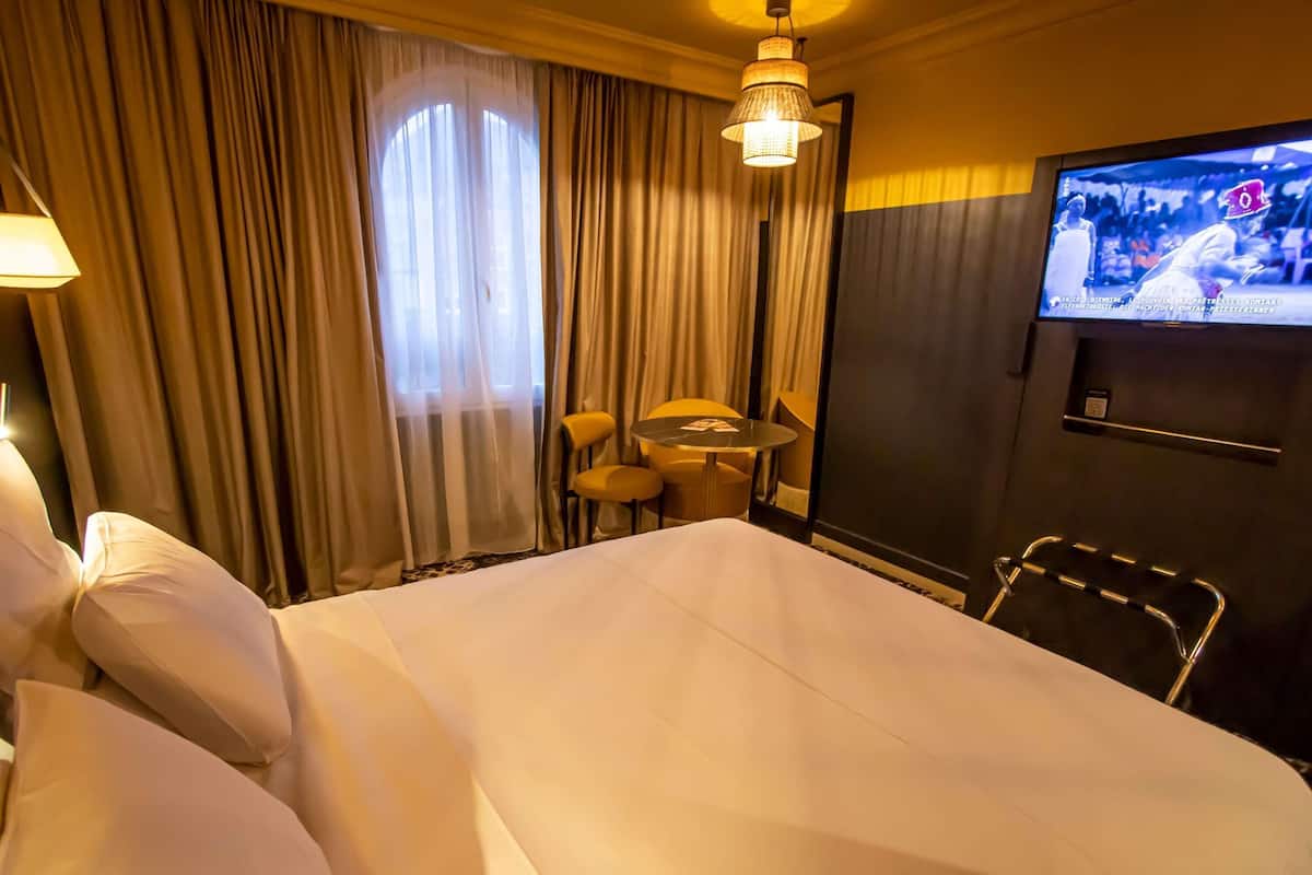 Minibar, Zimmersafe, Schreibtisch, Verdunkelungsvorhänge