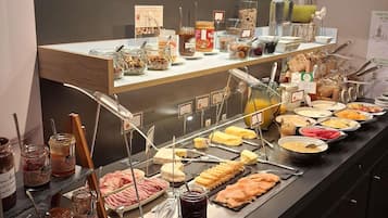 Tägliches Frühstücksbuffet (21 EUR pro Person)
