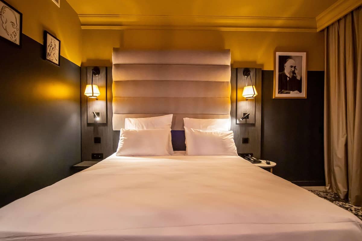 Minibar, safe på rommet, skrivebord og blendingsgardiner