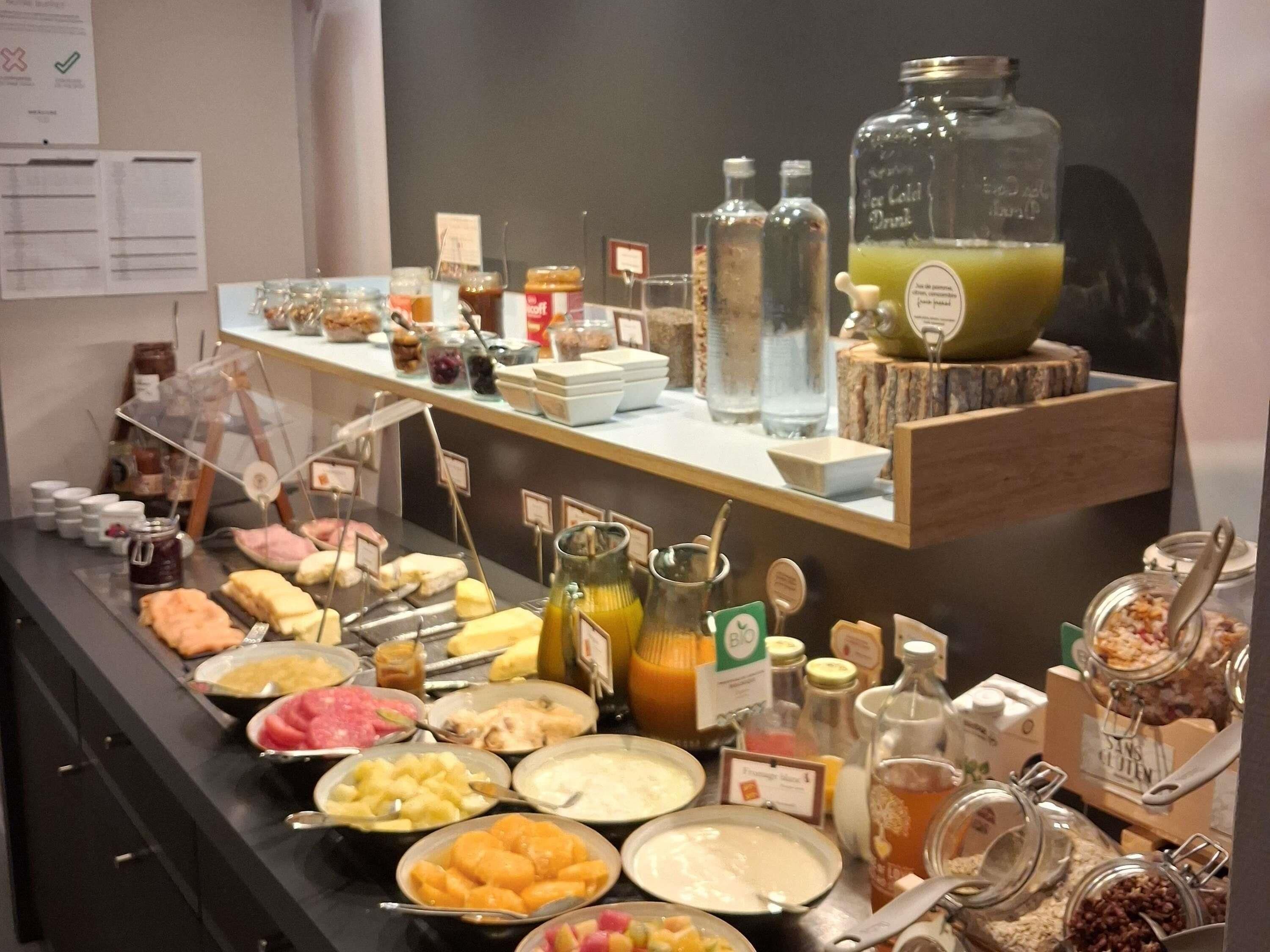 Un bufé con diversos alimentos y bebidas.