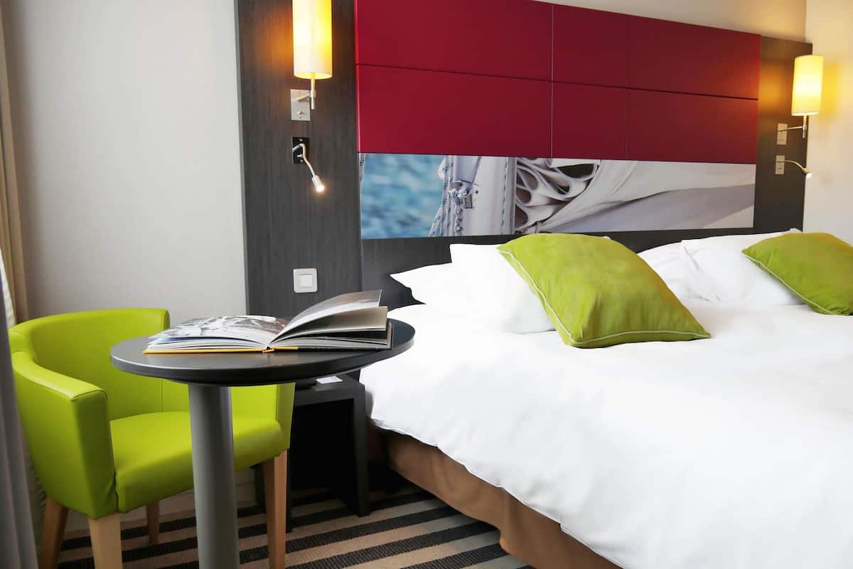 Habitació estàndard, 1 llit de matrimoni gran | Minibar, caixa forta a l'habitació, escriptori i cortines opaques