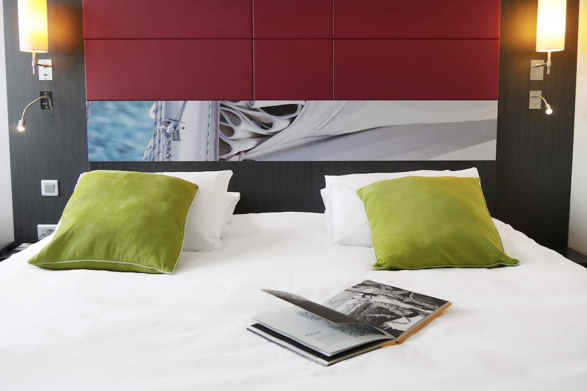 Standard Room, 1 King Bed | Minibar, in-room safe, desk, blackout drapes