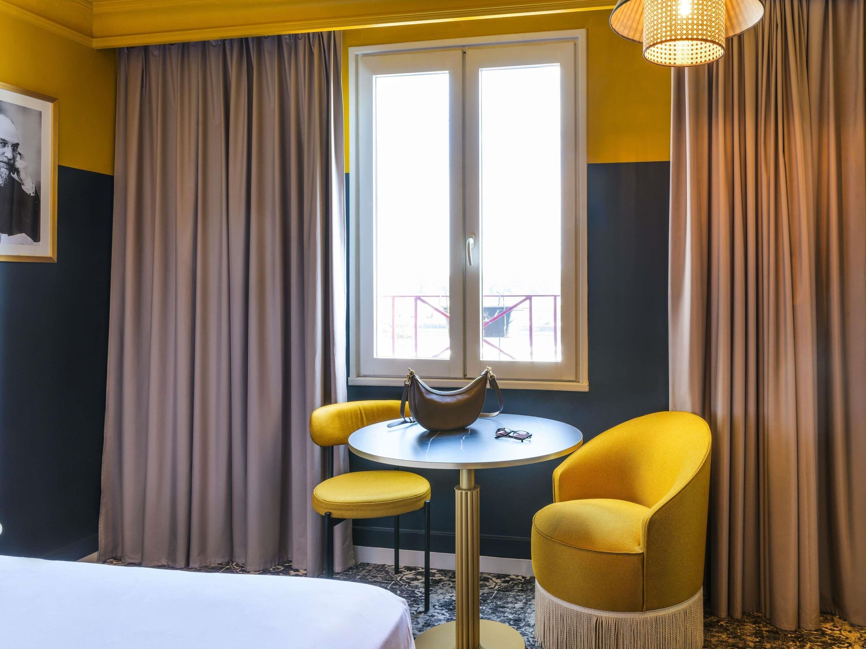 Superior tweepersoonskamer | Een minibar, een kluis op de kamer, een bureau, verduisterende gordijnen