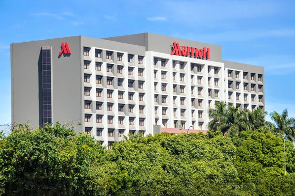 Edificio de hotel Marriott con fachada moderna, varios balcones y un logotipo rojo destacado.