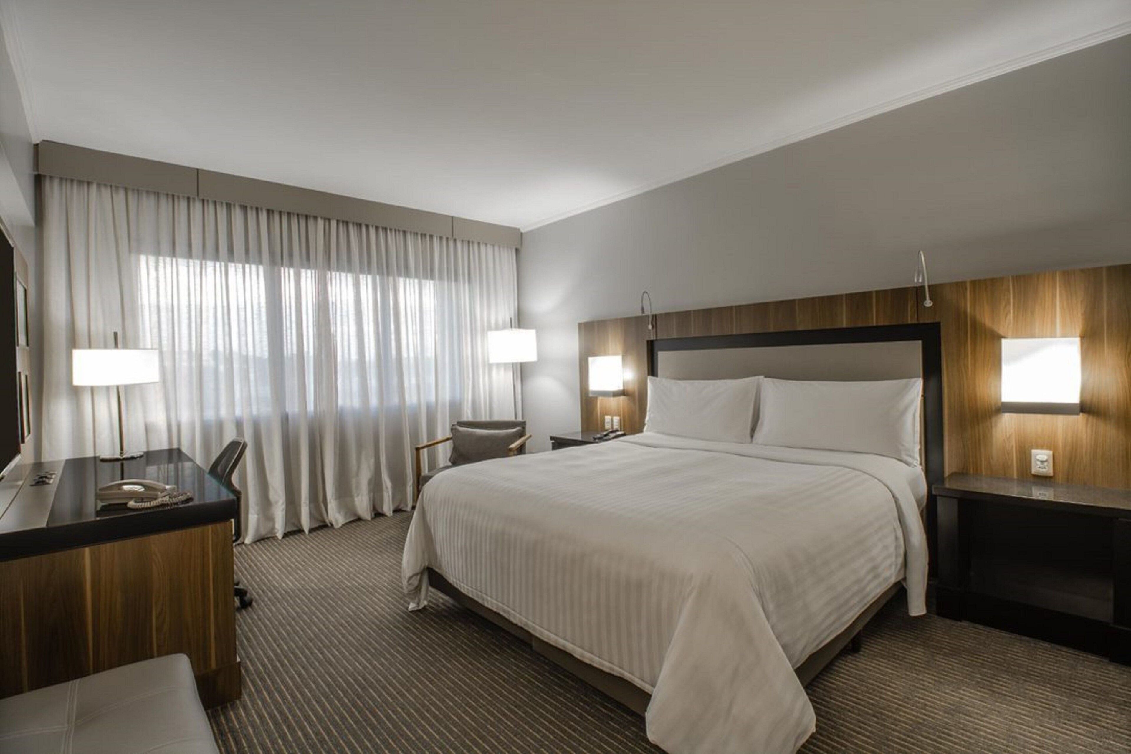 Quarto executivo, 1 cama King | Roupas de cama premium, frigobar, cofres nos quartos, escrivaninha