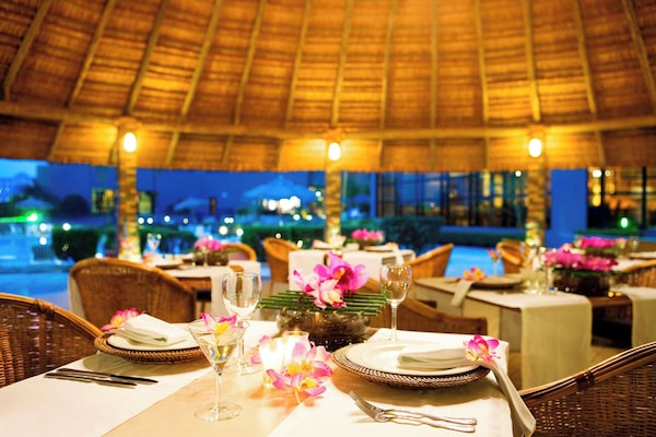 Serveert ontbijt, lunch en diner