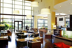 Serveert diner en happy hour