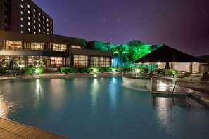 Una piscina al aire libre