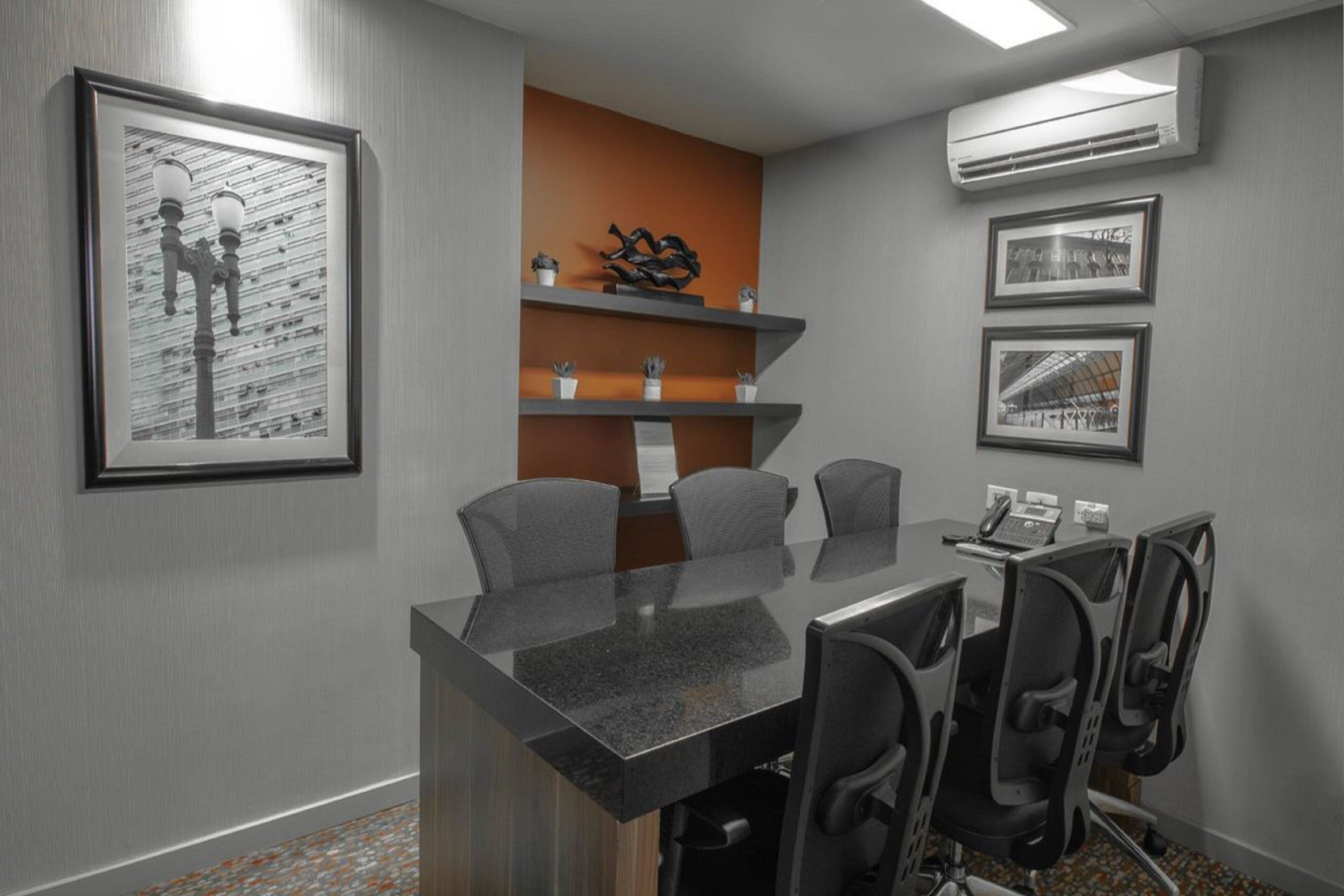 serves dinner and happy hour