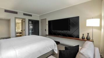 Roupas de cama premium, frigobar, cofres nos quartos, escrivaninha