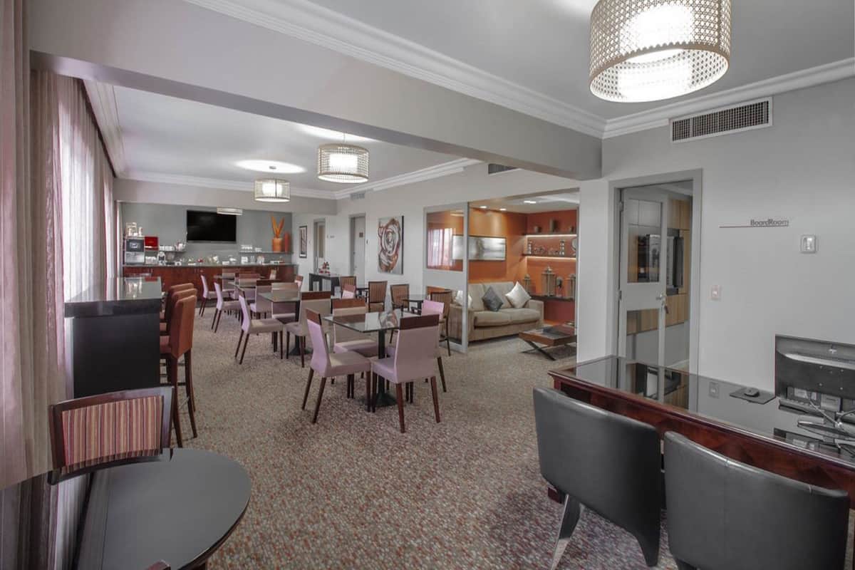 Serves dinner and happy hour