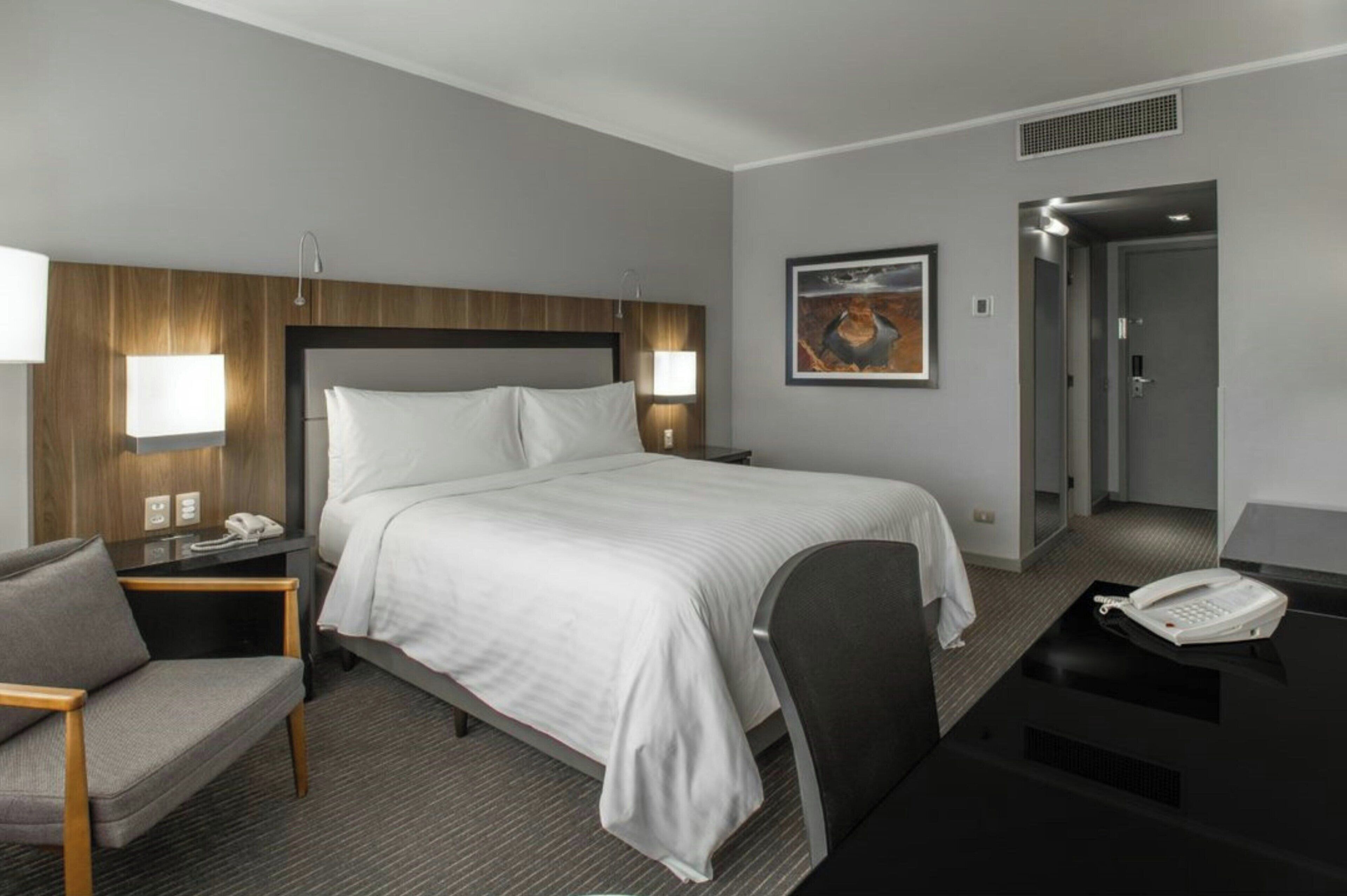 Room, 1 King Bed | Premium bedding, minibar, in-room safe, desk