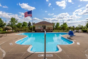 Seasonal outdoor pool, sun loungers - Best Western Davison Inn (Davison)